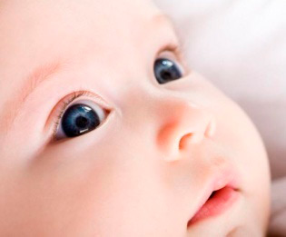 Почему гноится глазик у новорожденного ребенка